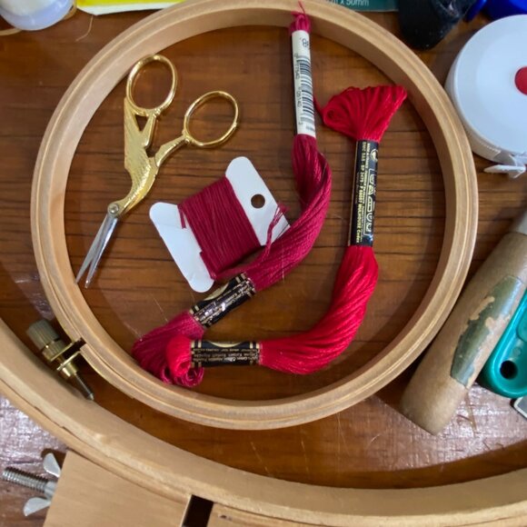 LARGE ASSORTMENT OF SEWING, QUILTING, OR NEEDLE WORK NOTIONS/EMBELLISHMENTS - Picture 7 of 14